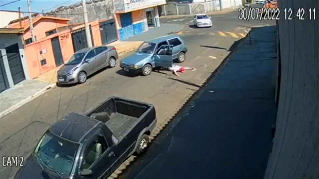 Βραζιλία: Έπεσε έξω από το αυτοκίνητο ενώ οδηγούσε