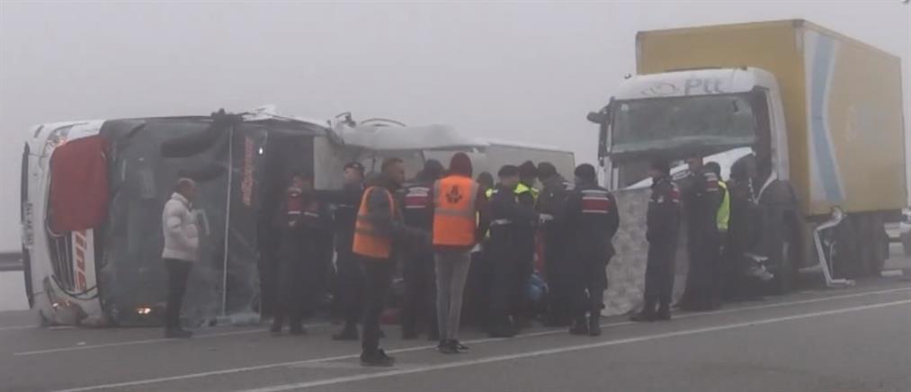 Τουρκία - Τροχαίο: Πολύνεκρη σύγκρουση λεωφορείου με αυτοκίνητο (βίντεο)