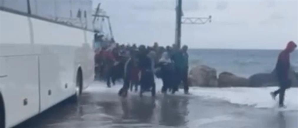 Παλαιόχωρα: Οι μετανάστες αποβιβάστηκαν από τα πλοία λόγω κακοκαιρίας (βίντεο)