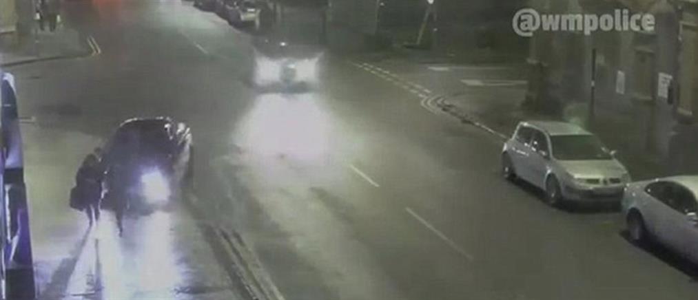 Οδηγός παρασύρει 17χρονη πάνω στο πεζοδρόμιο (βίντεο)