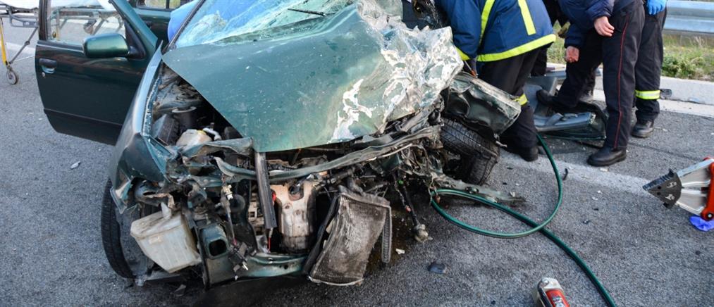 Τροχαίο: Νεκρός οδηγός που έπεσε σε σταθμευμένο αυτοκίνητο