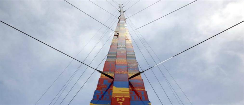 Έχτισαν πύργο ύψους… 36 μέτρων από πλαστικά τουβλάκια (φωτο)