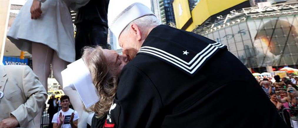 Αναβίωσαν το ιστορικό φιλί του ναύτη με τη νοσοκόμα