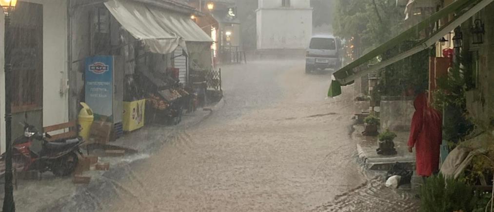 Κακοκαιρία: Πλημμύρισαν δρόμοι σε Πήλιο και Καρδίτσα - Σε ποιες περιοχές χιόνισε (βίντεο)