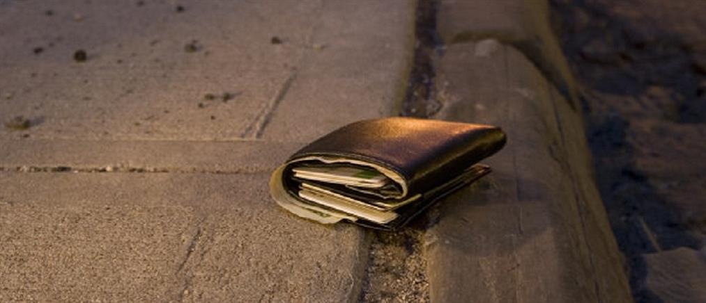 Έλληνας στρατιωτικός βρήκε “φουσκωμένο” πορτοφόλι Τούρκου και το παρέδωσε