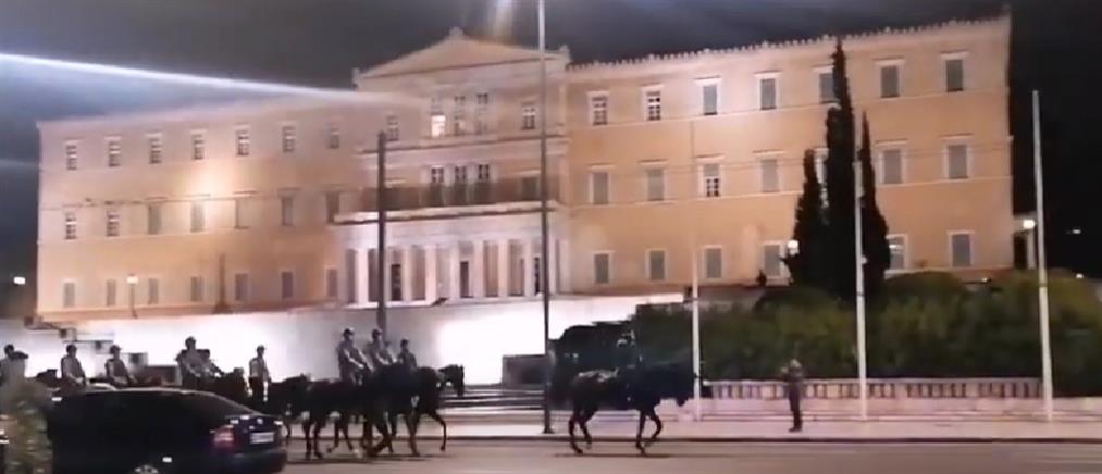 Σύνταγμα: το Ιππικό έξω από τη Βουλή (βίντεο)
