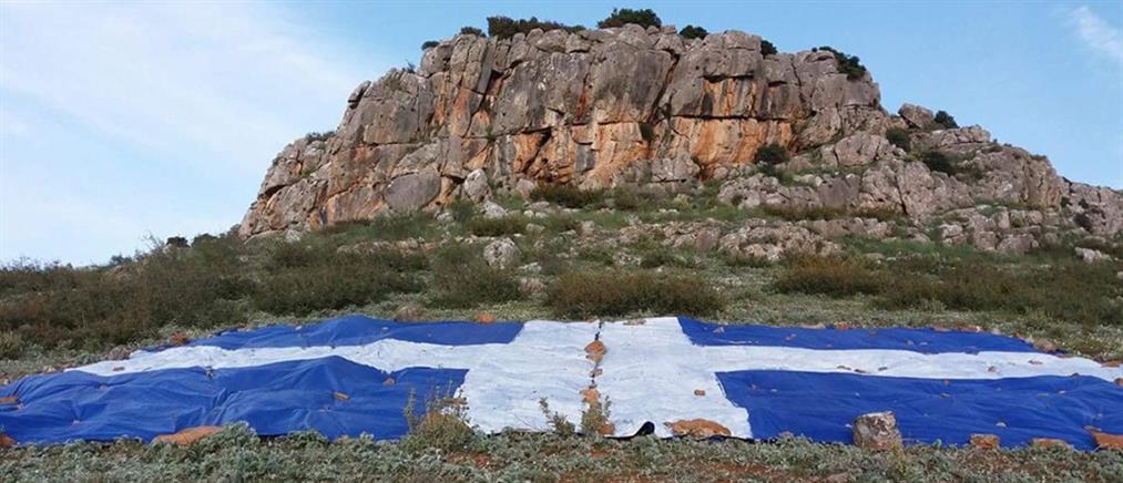 Νεαροί “έντυσαν” λόφο των Φαρσάλων με ελληνική σημαία 200 τ.μ. (φωτό)