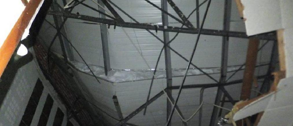Κατέρρευσε από το χιόνι η στέγη του θεάτρου Αναγνωστηρίου Αγιάσου (φωτό)