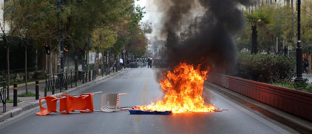 Θάνατος 16χρονου - Νομική και ΑΣΟΕΕ: Ένταση και προσαγωγές σε κατάληψη (εικόνες)