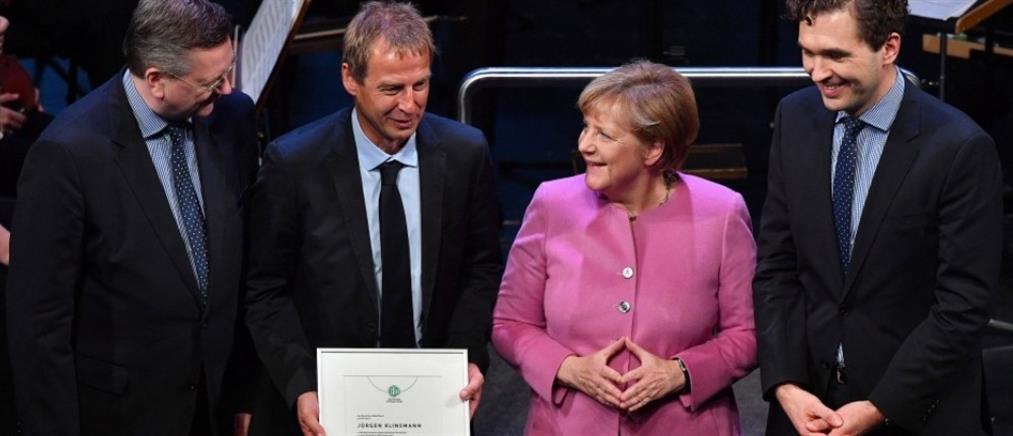 Η Μέρκελ έχρισε τον Κλίνσμαν επίτιμο αρχηγό της Εθνικής Γερμανίας (Βίντεο)
