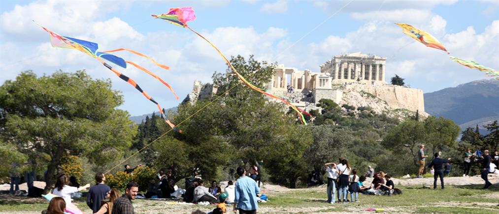 Καθαρά Δευτέρα - Αθήνα: Γέμισε κόσμο και χαρταετούς ο Λόφος του Φιλοπάππου (εικόνες)