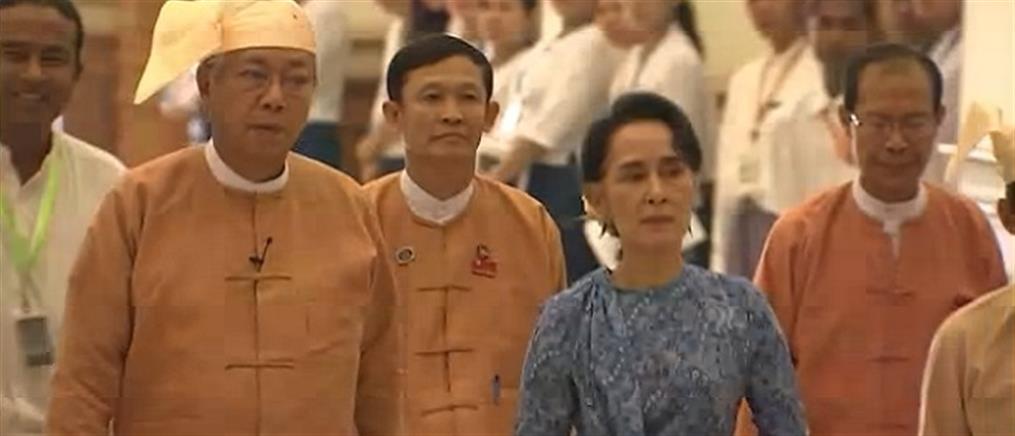 Μιανμάρ: Η πρώτη εμφάνιση της Αούνγκ Σαν Σου Τσι μετά το πραξικόπημα