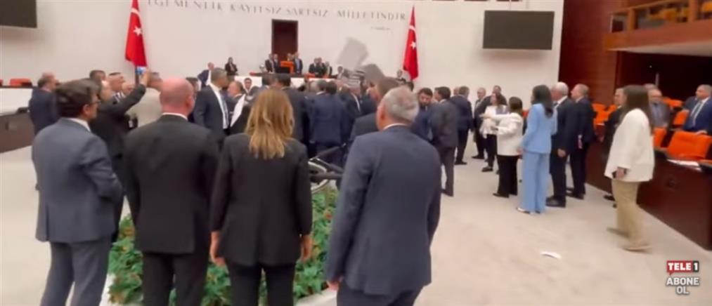 Τουρκία: “Στα χέρια” ήρθαν βουλευτές στην εθνοσυνέλευση (βίντεο)