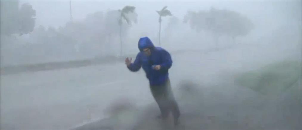 Κυκλώνας Ίρμα: ρεπόρτερ παρασύρεται από τον άνεμο ενώ μεταδίδει live