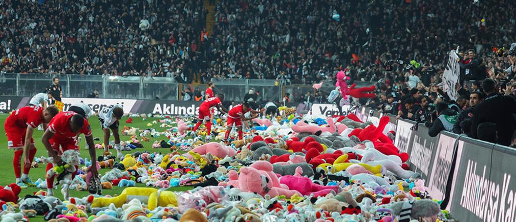 Σεισμός - Τουρκία: Τα “κουκλάκια της οργής” στα γήπεδα και οι αντιδράσεις (βίντεο)