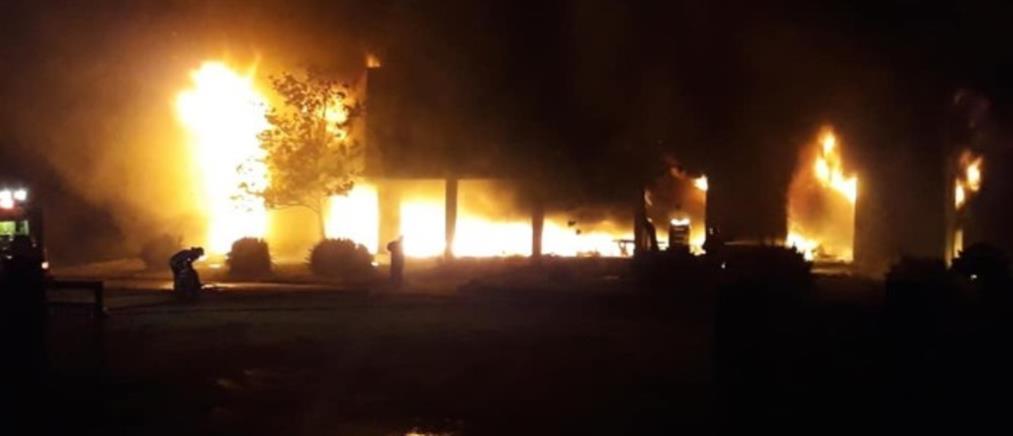 Φωτιά κατέστρεψε ολοσχερώς κατάστημα επίπλων (εικόνες)