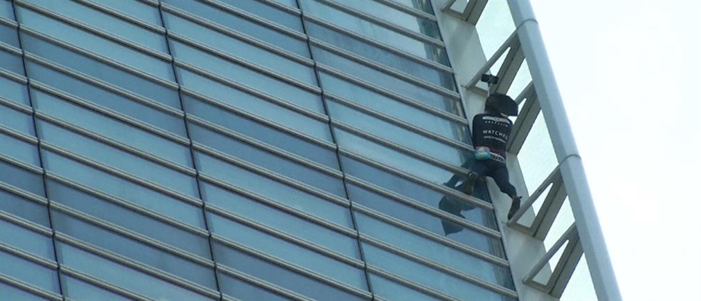 O “Spiderman” σκαρφάλωσε σε ουρανοξύστη του Παρισιού (Βίντεο)