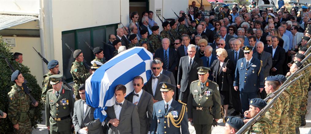 Πλήθος κόσμου στην κηδεία του Γιάννη Χαραλαμπόπουλου