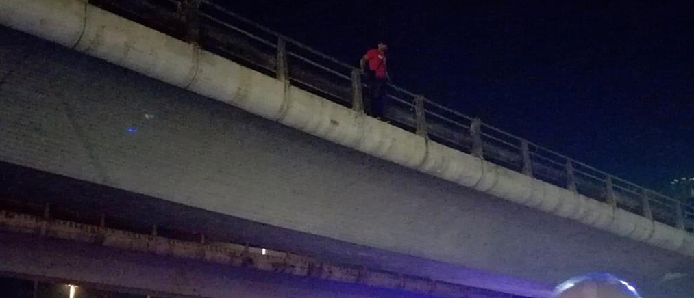 Νέο Φάληρο: Παραδόθηκε στην Αστυνομία ο άντρας που απειλούσε να πέσει από γέφυρα