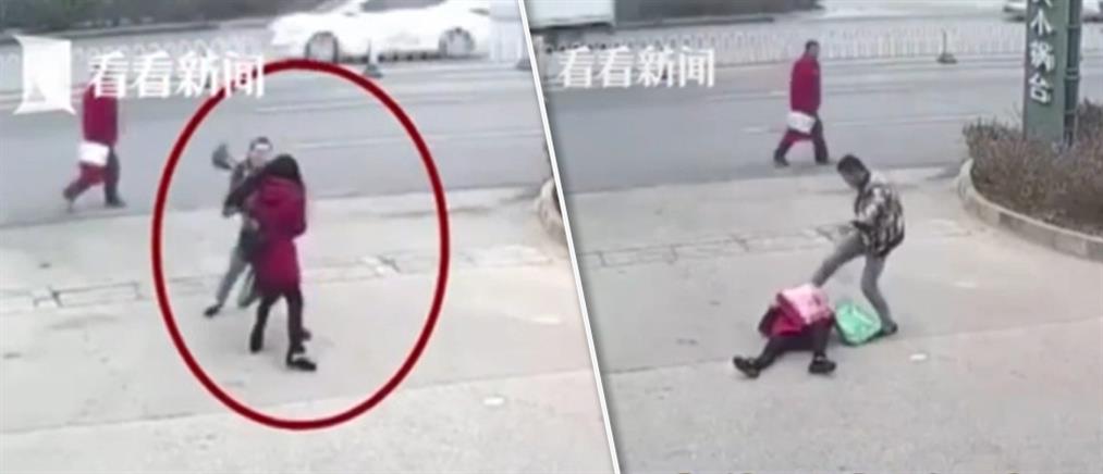 Βίντεο-σοκ: Άνδρας κλωτσά αλύπητα τη σύντροφό του στη μέση του δρόμου