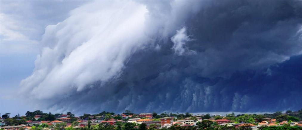 “Τσουνάμι” από σύννεφα “επιτίθεται” σε πόλη (Βίντεο)
