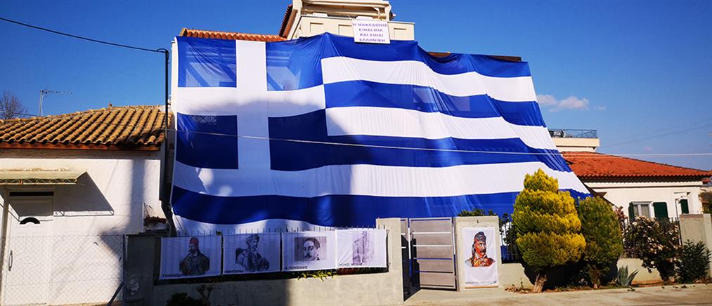 25η Μαρτίου: “Έντυσε” το σπίτι του με ελληνική σημαία 140 τ.μ (εικόνες)