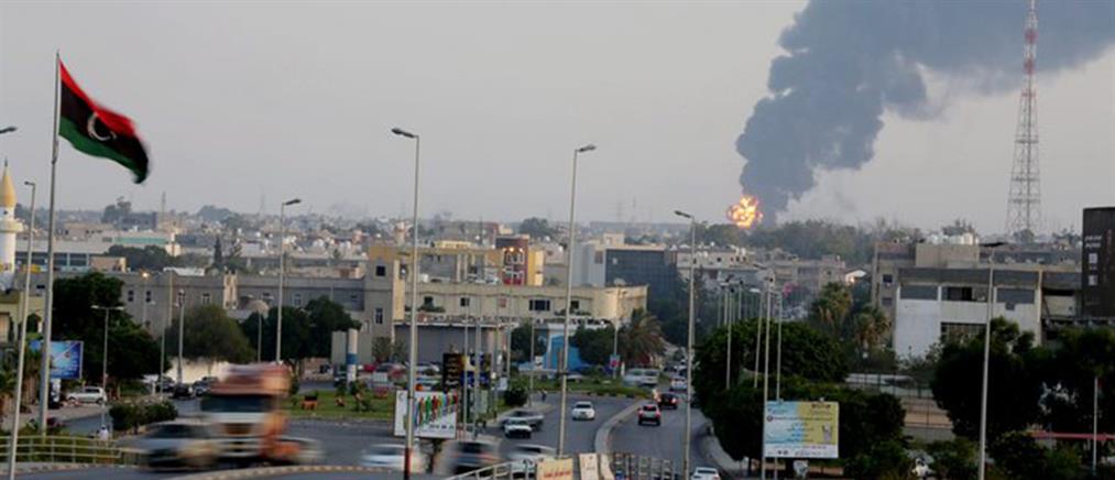 Παραδομένες στις φλόγες τρεις δεξαμενές πετρελαίου στη Λιβύη