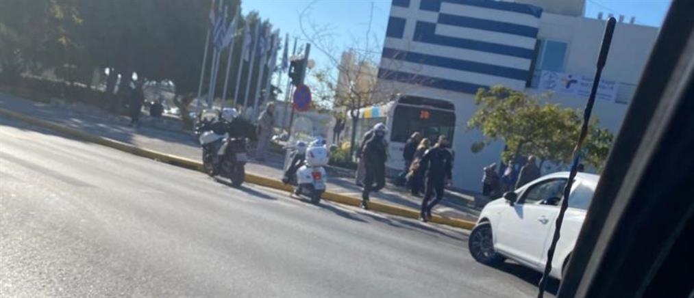 Γλυφάδα - Τροχαίο: Λεωφορείο κατέληξε στο προαύλιο του παλιού Δημαρχείου (εικόνες)