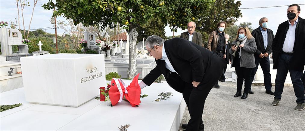 Μίκης Θεοδωράκης: Ο Κουτσούμπας άφησε λουλούδια στον τάφο του (βίντεο)