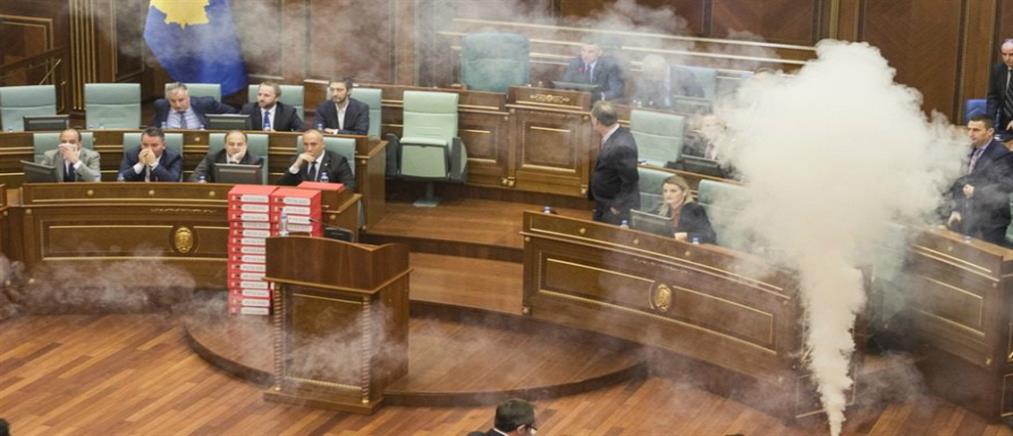 Δακρυγόνα μέσα στην Βουλή του Κοσόβου (βίντεο)