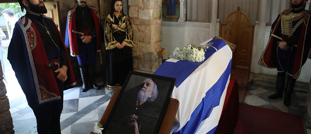 Γιάννης Μαρκόπουλος: Λαϊκό προσκύνημα πριν από την κηδεία του (εικόνες)