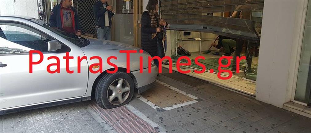 “Μπήκε” με το αυτοκίνητο σε βιτρίνα καταστήματος στην Πάτρα (βίντεο)