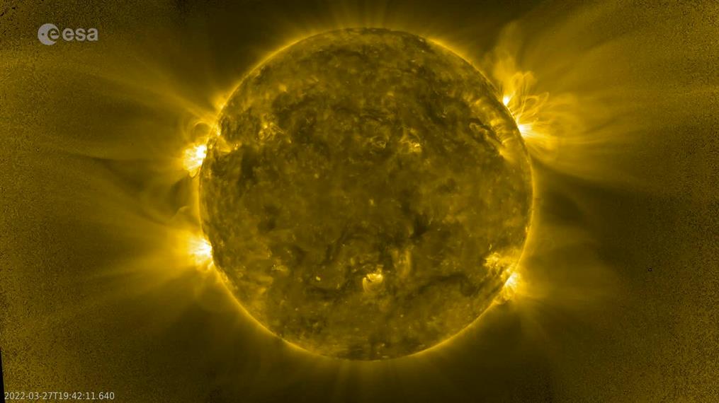 Οι πρωτόγνωρες εικόνες του Ηλίου που τράβηξε το Solar Orbiter
