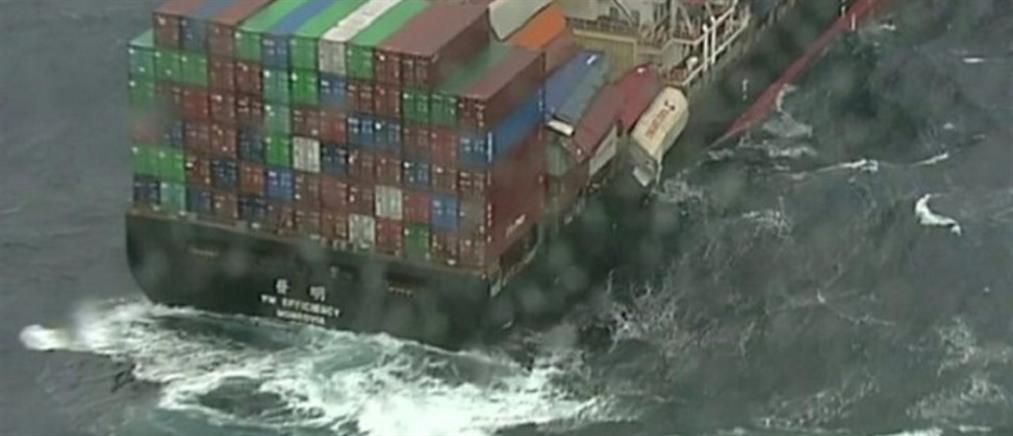 Πλοίο έχασε 83 κοντέινερ – Γέμισε η θάλασσα με... πάνες και σερβιέτες (βίντεο)