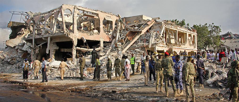 Εκατόμβη νεκρών από την επίθεση στη Σομαλία