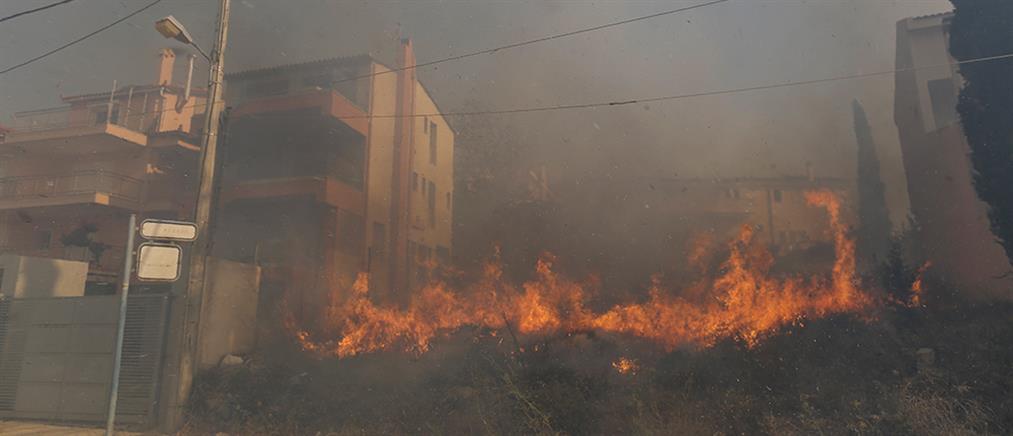 Φωτιά στην Πεντέλη: ενεργά μέτωπα, σπίτια στις φλόγες και αναζωπυρώσεις