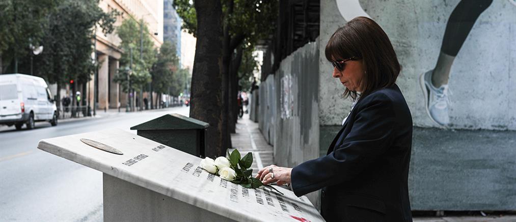 Marfin: Η Σακελλαροπούλου στο μνημείο των θυμάτων (εικόνες)