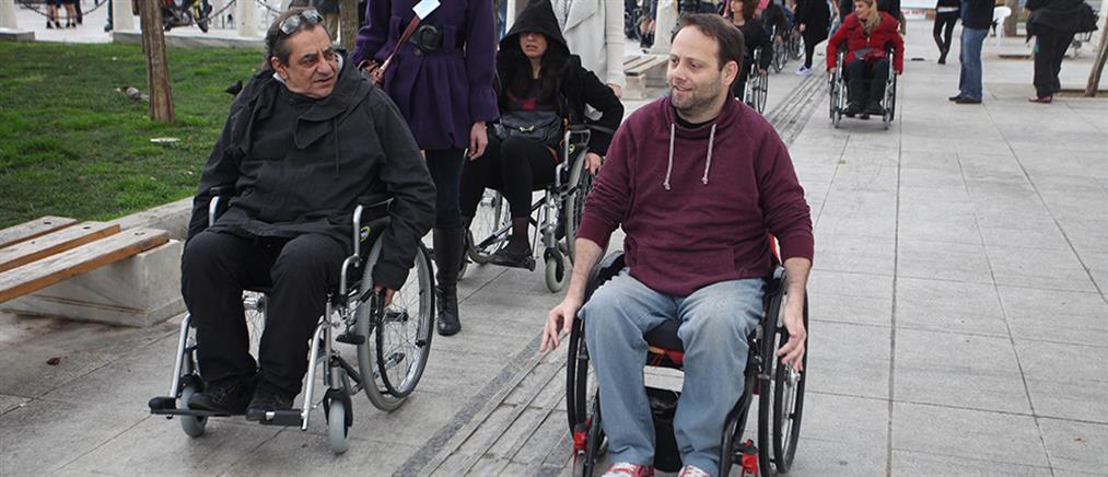 Στο Σύνταγμα με αναπηρικό καροτσάκι ο Καφετζόπουλος (φωτογραφίες)