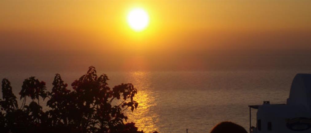 Στο Top-10 του National Geographic το ηλιοβασίλεμα της Σαντορίνης