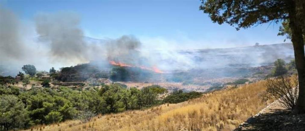 Σύρος: Φωτιά στην Χρούσα - Εντολή εκκένωσης του οικισμού