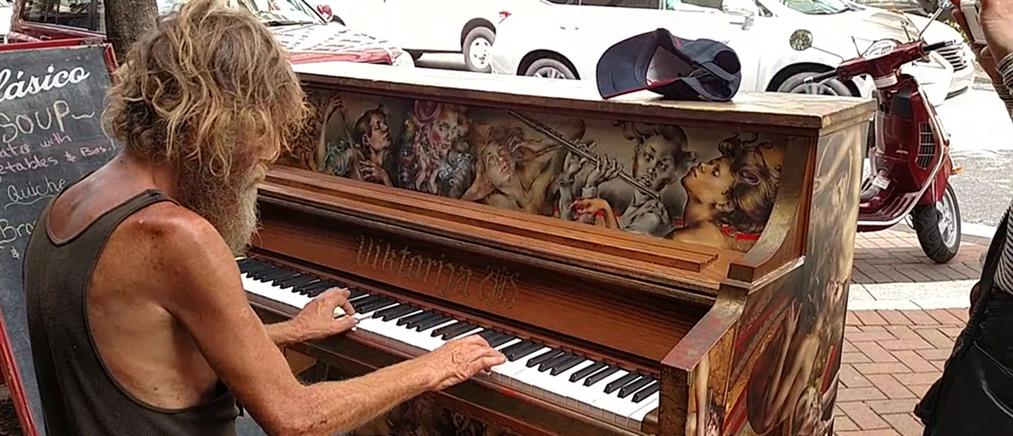 Η ιστορία του "άστεγου πιανίστα" που... σπάει καρδιές (βίντεο)
