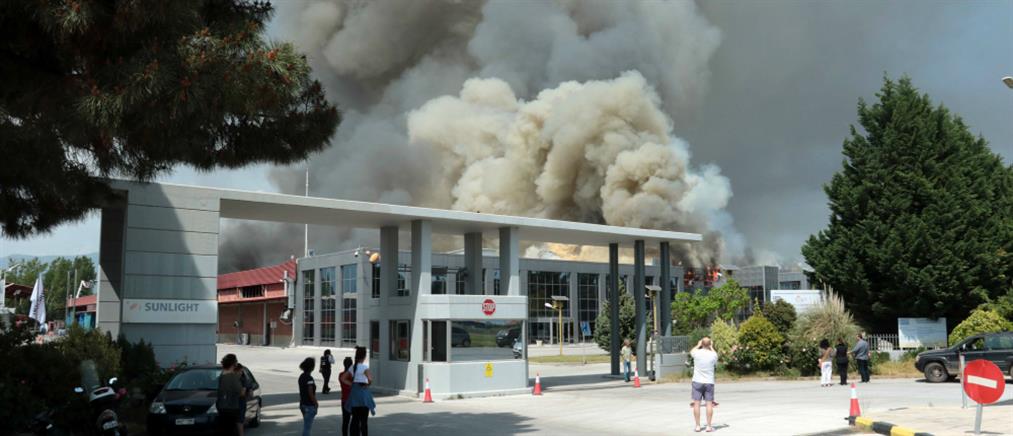 Μέτρα προστασίας για τους κατοίκους μετά την φωτιά σε εργοστάσιο στην Ξάνθη (βίντεο)