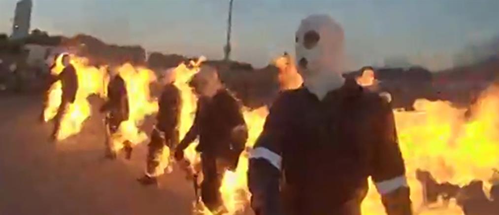 32 κασκαντέρ τυλίχθηκαν στις φλόγες για… μία θέση στο Βιβλίο των Ρεκόρ Γκίνες (βίντεο)