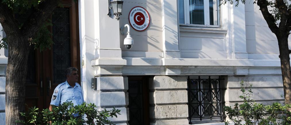 Συλλήψεις για μπογιές και τρικάκια στην Πρεσβεία της Τουρκίας (εικόνες)