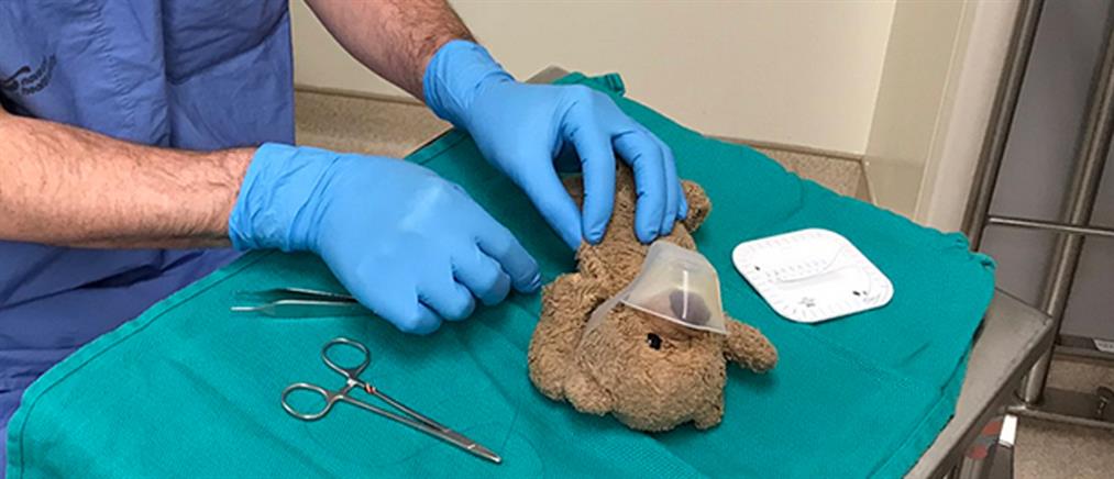 Χειρουργός κάνει επέμβαση σε… λούτρινο αρκουδάκι για χάρη μικρού ασθενή του και ...“λιώνει” το Twitter! (εικόνες)