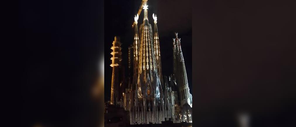 Βαρκελώνη – Σαγράδα Φαμίλια: Φωταγωγήθηκαν οι δυο νέοι πύργοι