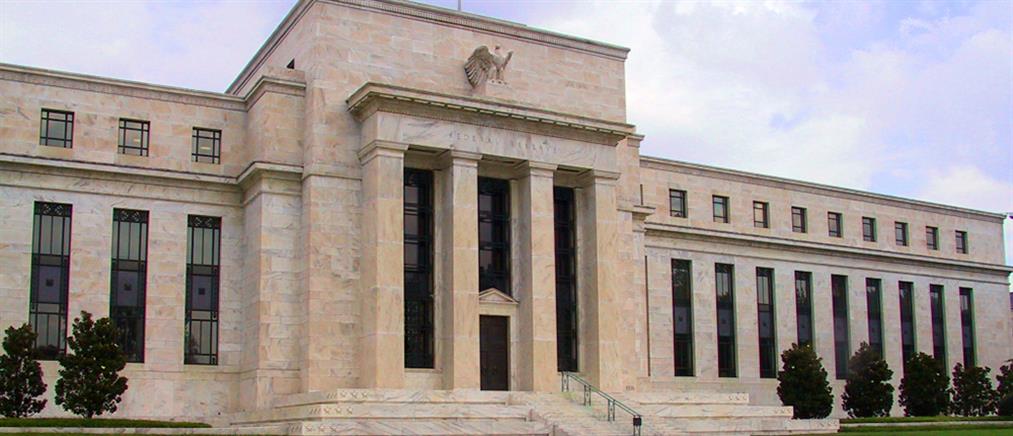 Fed: Μειώνει τη νομισματική υποστήριξη κατά 10 δις δολάρια