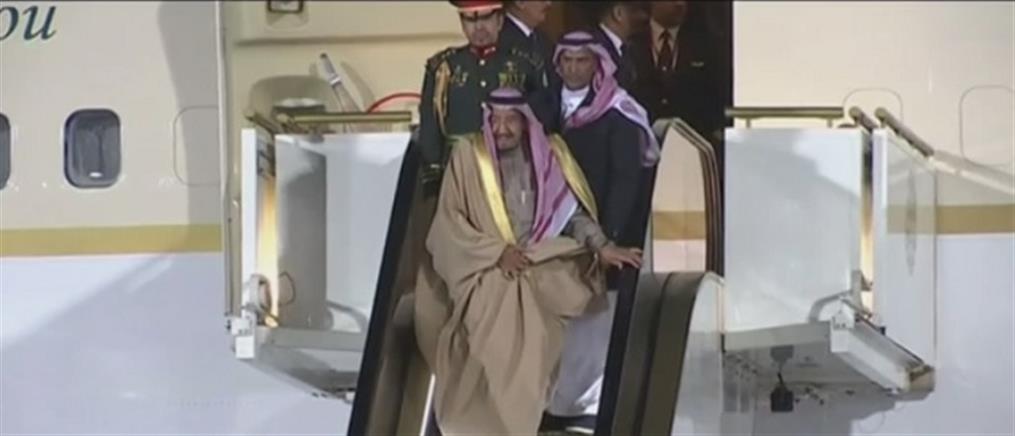 “Κόλλησε” η κυλιόμενη σκάλα την ώρα που ο βασιλιάς της Σ. Αραβίας κατέβαινε από το αεροπλάνο (βίντεο)