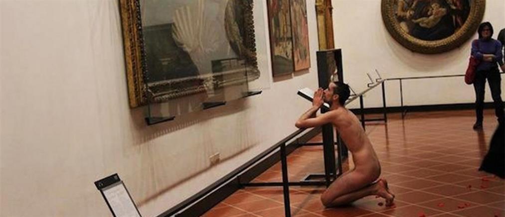 Θαύμαζε πίνακα του Μποτιτσέλι… γυμνός!