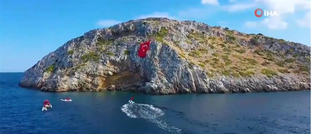 Ύψωσαν τεράστια τουρκική σημαία απέναντι από τα Ίμια (βίντεο)